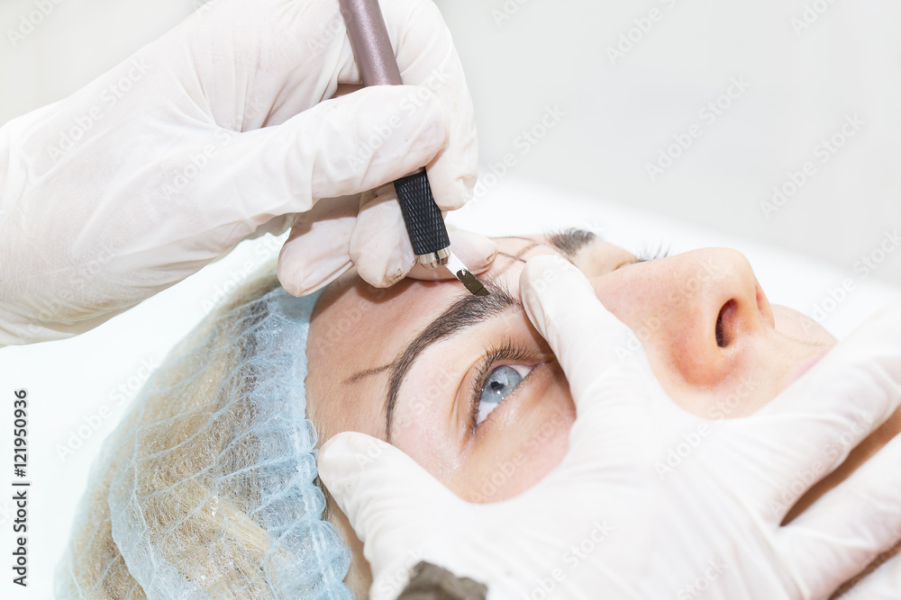 Naklejka premium Mikrobleyding eyebrows workflow in a beauty salon