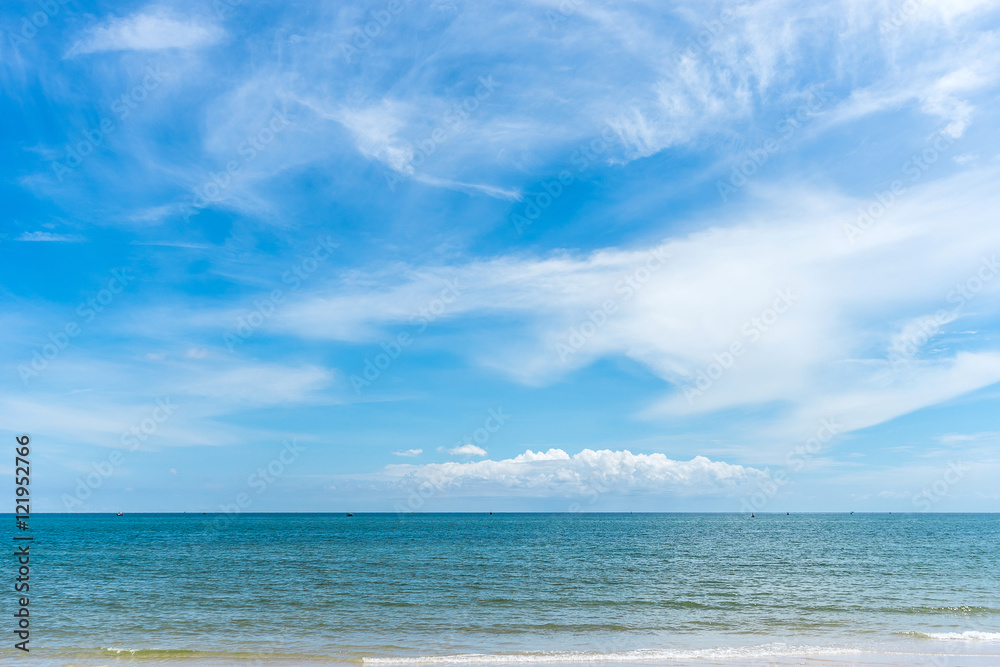 Obraz premium blue sky with cloud and sea