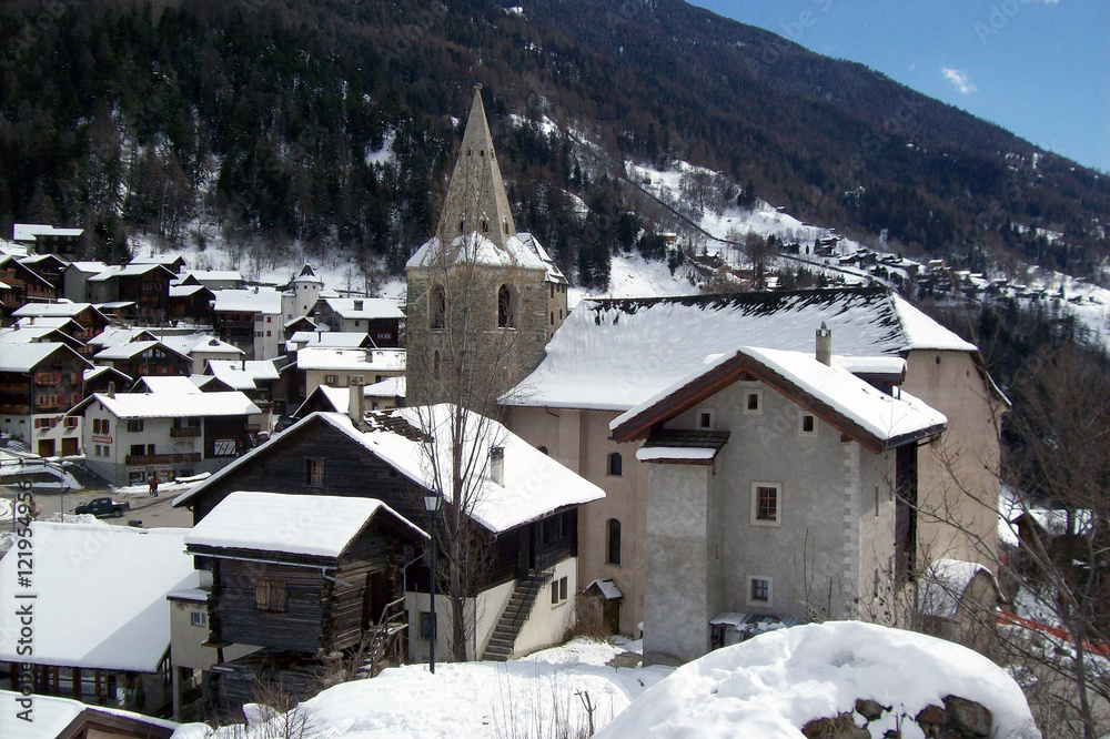 Village montagnard l'hiver.