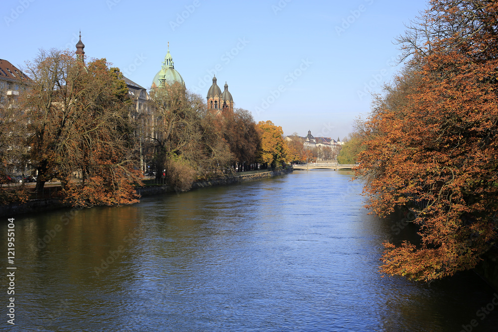 Herbststimmung an der Isar in München (Blick von der Ludwigsbrücke)