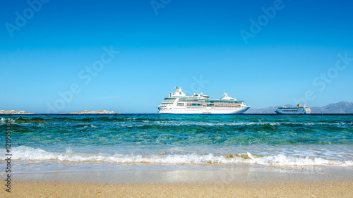 Strand in Mykonos mit Kreuzfahrtschiff