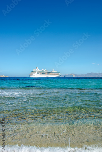 Kreuzfahrtschiff vor Mykonos