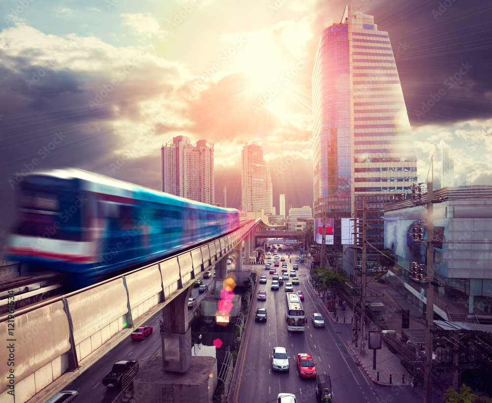 Ciudad de Bangkok.Paisaje urbano.Sky train y arquitectura moderna.Trafico en la ciudad.Viajes por Asia. - obrazy, fototapety, plakaty 
