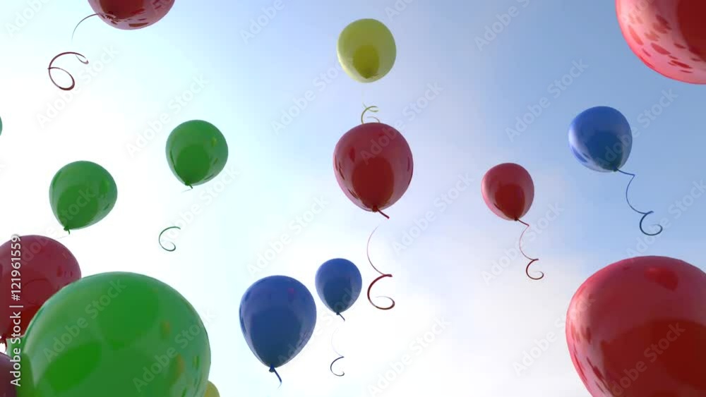 Globos de colores subiendo hacia el cielo azul.Fiesta divertida y celebracion de cumpleaños en exterior.