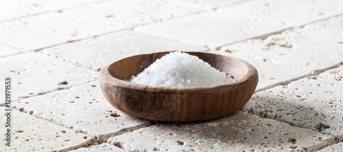 Fotografía coarse salt in cup for concept of bath or cooking