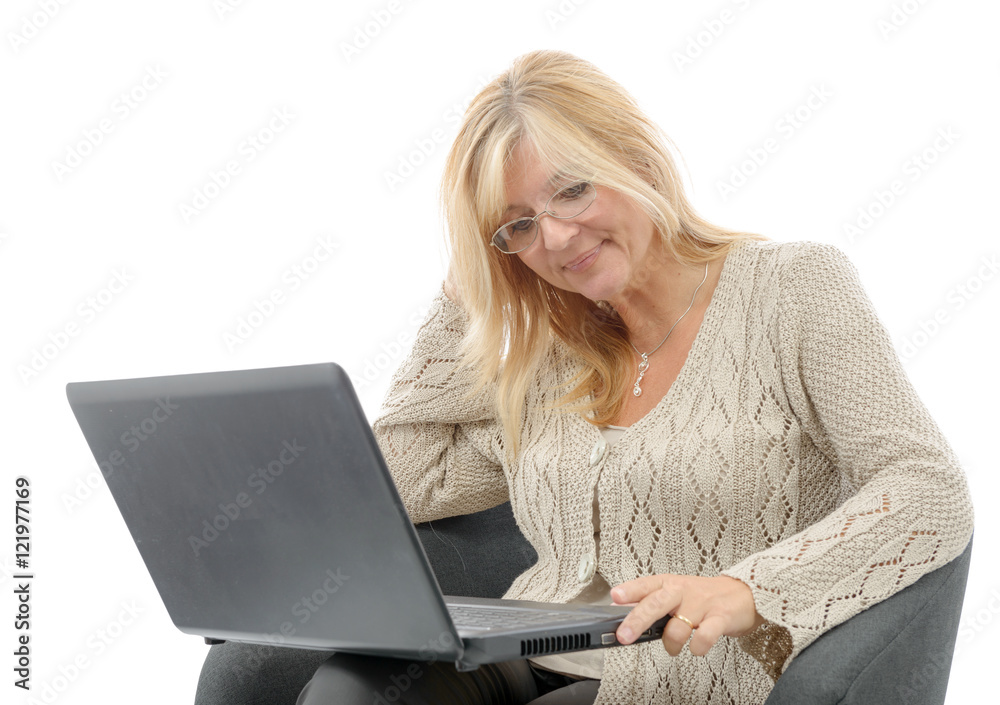 Naklejka premium Portrait of a smiling mature woman using laptop