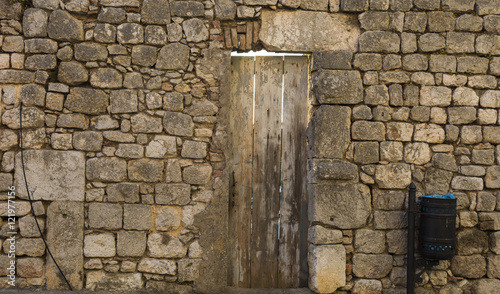 STONE WALL DOOR