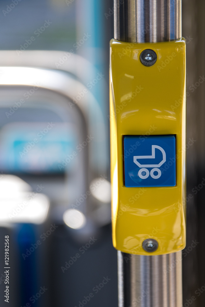 Symbol Kinderwagen in einem öffentlichen Bus