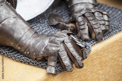 Foto Pair of gauntlets for an armour medieval