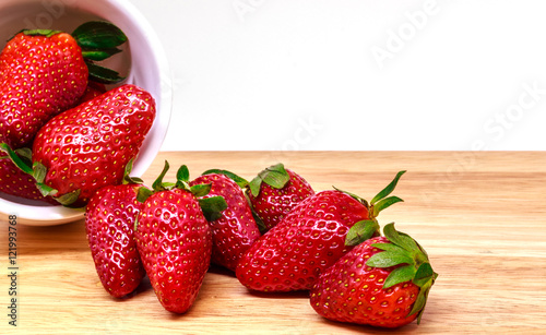 Obraz na płótnie Fresh strawberry isolated on white background w salonie