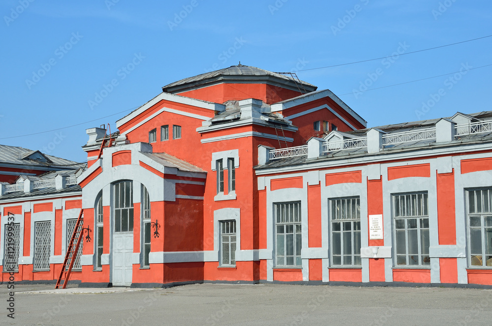 Россия, старое здание железнодорожного вокзала в Барнауле. Памятник архитектуры