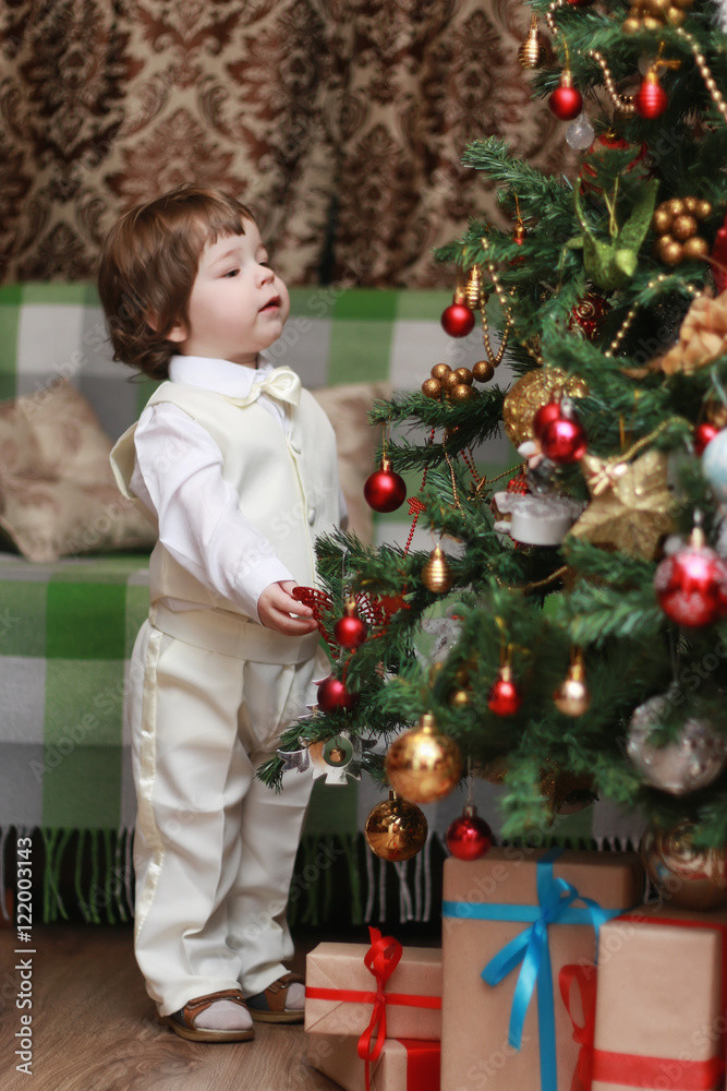 child decorate the Christmas tree toy