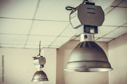 Foto dirty industrial lamp, High Bay Lighting. vintage photo and film