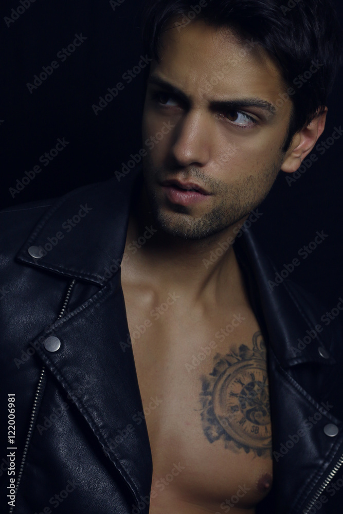 Jeune homme mystérieux portant une veste en cuir noir Stock Photo | Adobe  Stock