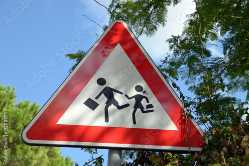 Panneau de signalisation indiquant la proximité d'une école photo