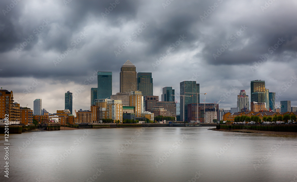 Obraz premium Dunkle Wolken über dem Finanzdistrikt Canary Wharf in London