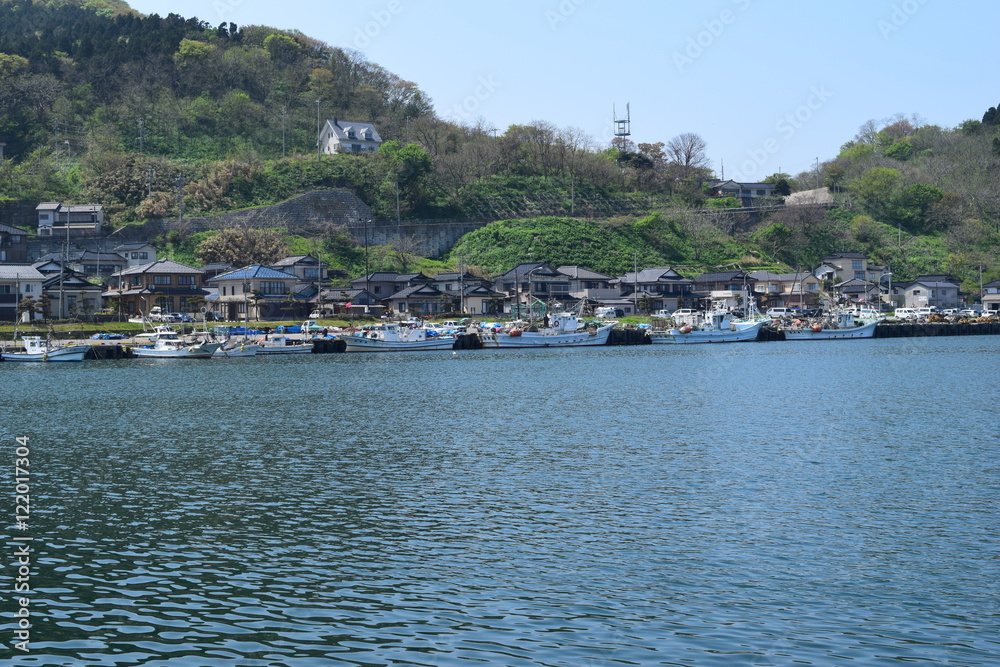 由良漁港 ／ 山形県庄内浜の由良漁港は、古くから良質な魚介類が水揚げされる事で全国的に知られています。東北地方のスーパーでは、由良漁港で水揚げされた魚介類に「由良産」とクレジットされるほどの知名度があります。由良漁港に隣接している由良海岸は、日本の渚100選、快水浴場100選にも選ばれた庄内浜のシンボル的な海岸で、その景観から「東北の江ノ島」と呼ばれています。