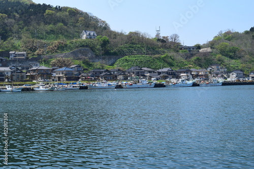 由良漁港 ／ 山形県庄内浜の由良漁港は、古くから良質な魚介類が水揚げされる事で全国的に知られています。東北地方のスーパーでは、由良漁港で水揚げされた魚介類に「由良産」とクレジットされるほどの知名度があります。由良漁港に隣接している由良海岸は、日本の渚100選、快水浴場100選にも選ばれた庄内浜のシンボル的な海岸で、その景観から「東北の江ノ島」と呼ばれています。 © FRANK