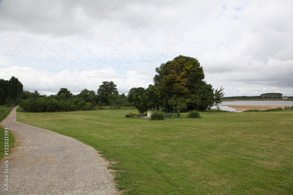 Piste cyclable au bord de La Loire.