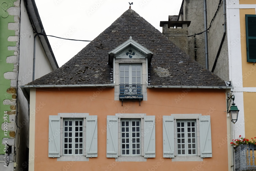 Fototapeta premium Casa rosa con tetto in ardesia