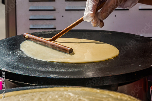 5691 Crepesherstellung - mit Teigrechen verteilen