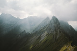 Berge in der Schweiz mit Himmel und Licht