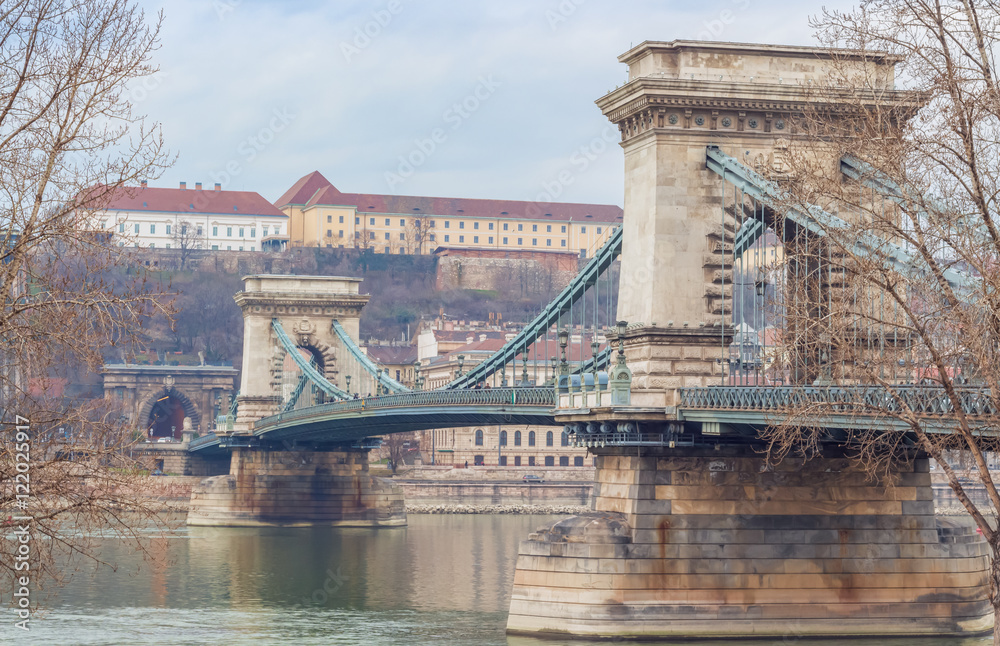 Naklejka premium Chain bridge