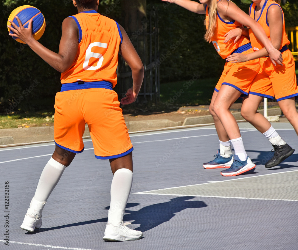 Wunschmotiv: Playing basketball outdoors #122032158