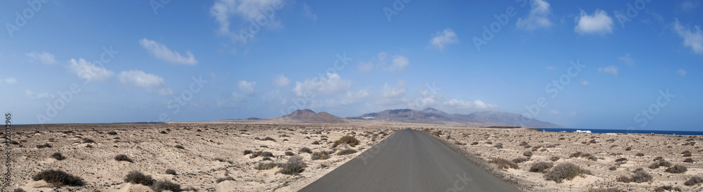 Fuerteventura, Isole Canarie: la strada e il paesaggio dell'isola con le montagne e le dune di sabbia il 31 agosto 2016 Fuerteventura, Isole Canarie: la strada e il paesaggio dell'isola con le montagne e le dune di sabbia il 31 agosto 2016