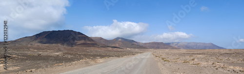 Fuerteventura, Isole Canarie: la strada e il paesaggio dell'isola con le montagne e le dune di sabbia il 31 agosto 2016