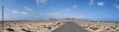 Fuerteventura  Isole Canarie  la strada e il paesaggio dell isola con le montagne e le dune di sabbia il 31 agosto 2016