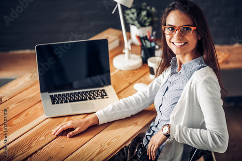 Fotografia Young female working sitting at a desk
