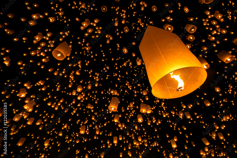 Obraz premium Floating lantern yi peng firework festival in chiangmai thailand