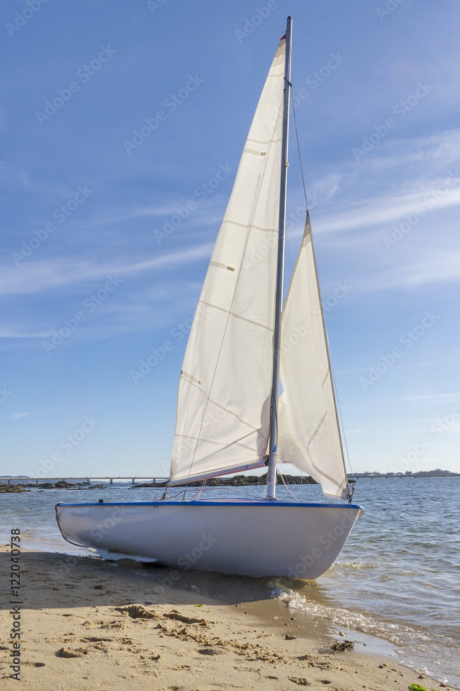 Obraz premium Sailboat on the beach