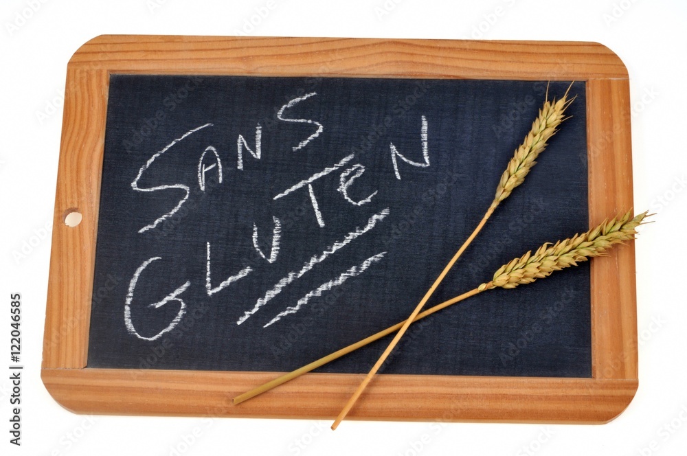 Deux épis de blé posés sur une ardoise où il y a écrit sans gluten