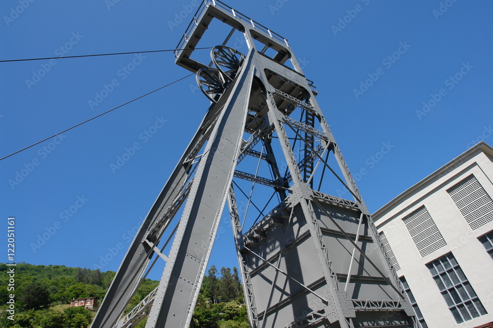 castillete de un pozo minero asturiano cerrado a la explotación hace años