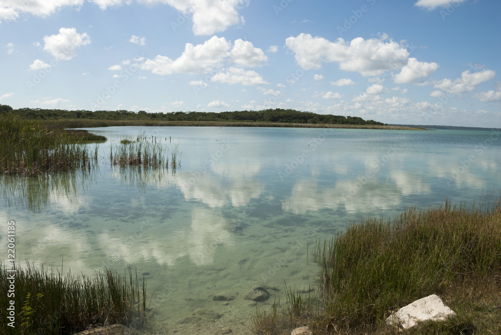 Fototapeta premium Mountain lake scene. lago Peten Itza. Guatemala