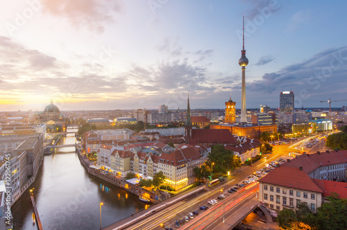 Berlin Panorama   ber die Spree mit Blick auf den Berliner Dom und Fernsehturm.