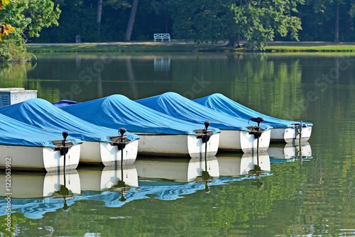 Elektroboote mit Abdeckplanen am See