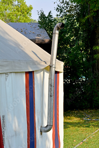 Zelt mit Rohrdurchführung und Ofenrohr – Stock-Foto | Adobe Stock