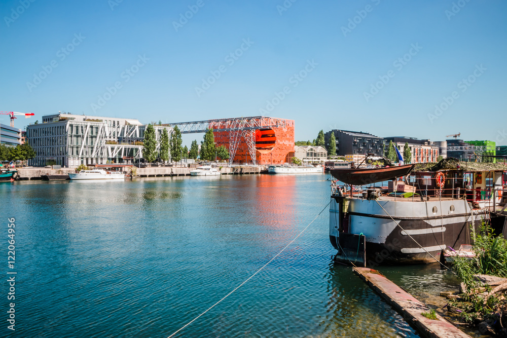 Fototapeta premium Reflets des bâtiments dans la Saône dans le quartier de Confluence à Lyon