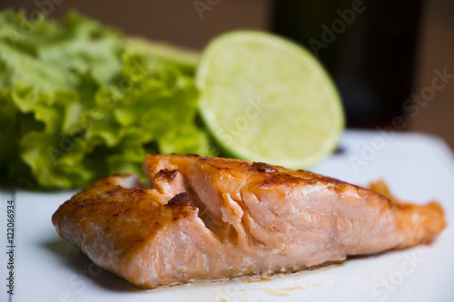 salmon with lemon and lettuce