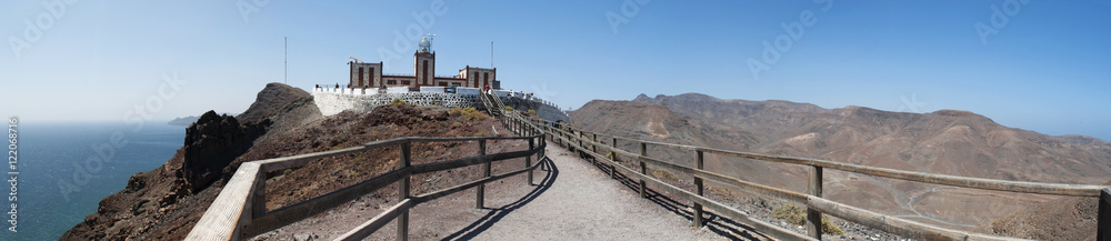 Fuerteventura: la staccionata e il faro de la Entallada, costruito tra il 1953 e il 1954 nel punto più vicino alla costa africana, il 7 settembre 2016