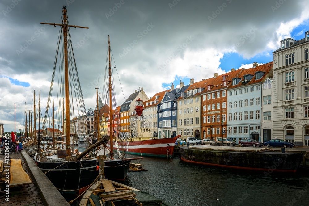 Fototapeta premium Nyhavn pier with color buildings