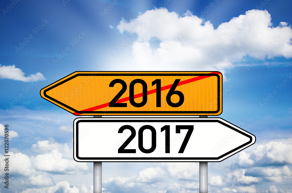 Fototapeta premium Schild Wegweiser mit 2016 und 2017