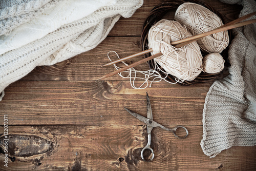 Fotografija ball of yarn and knitting at home