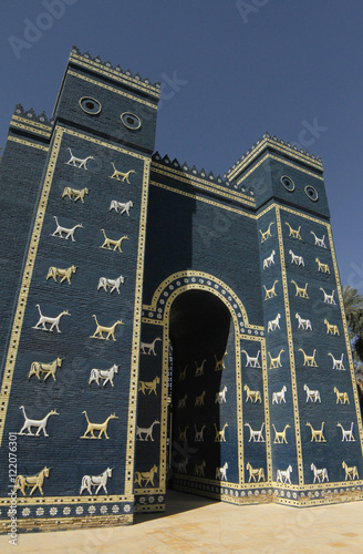 Fotografia Replica of the Ishtar gate at the entrance of Babylon, Iraq.