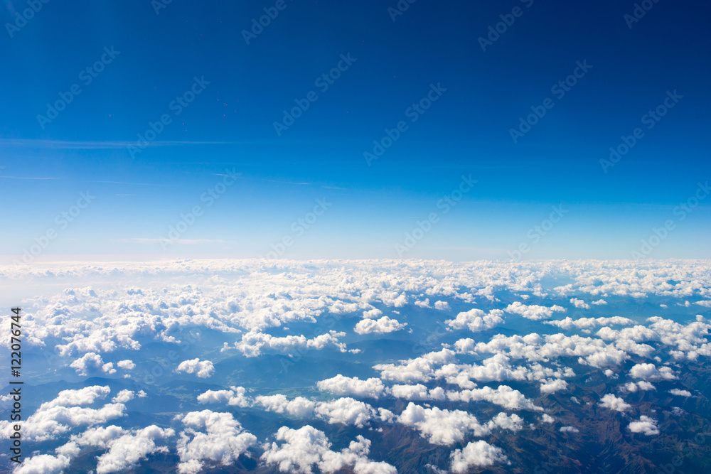 Naklejka premium Luftbild vom Flugzeug - über den Wolken