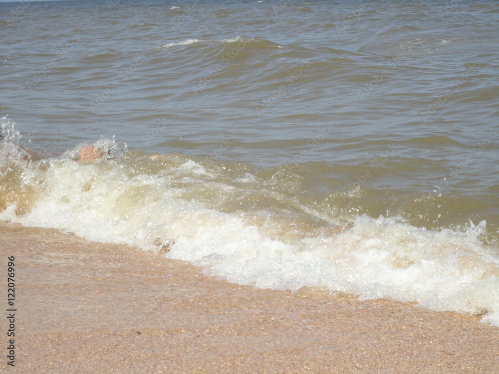Морская волна на прибрежный песок.