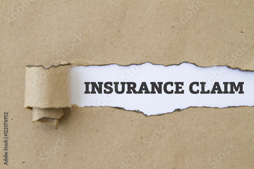 Quadro em tela INSURANCE CLAIM written under torn paper.